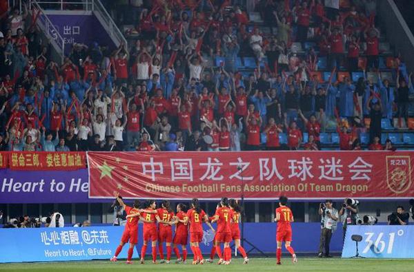 9月22日，中国队球员王霜（下左一）在比赛中进球后与球迷一同庆祝。新华社记者 贾浩成摄